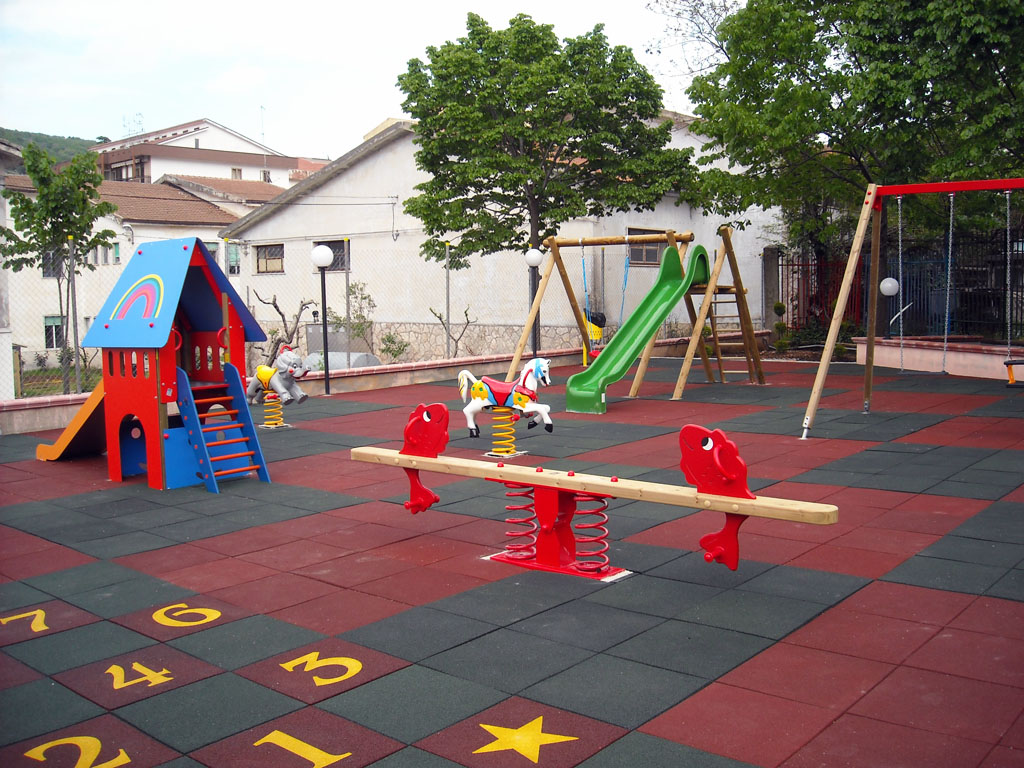 Uno dei più importanti componenti d’arredo per scuole e asili sono le pavimentazioni antitrauma, utili per gli spazi sia interni che esterni, dove si vuole aumentare la sicurezza e prevenire possibili danni dovuti a cadute e urti. Diventano quindi di necessaria importanza nelle aree ludiche, dove i bambini possano giocare con tranquillità.