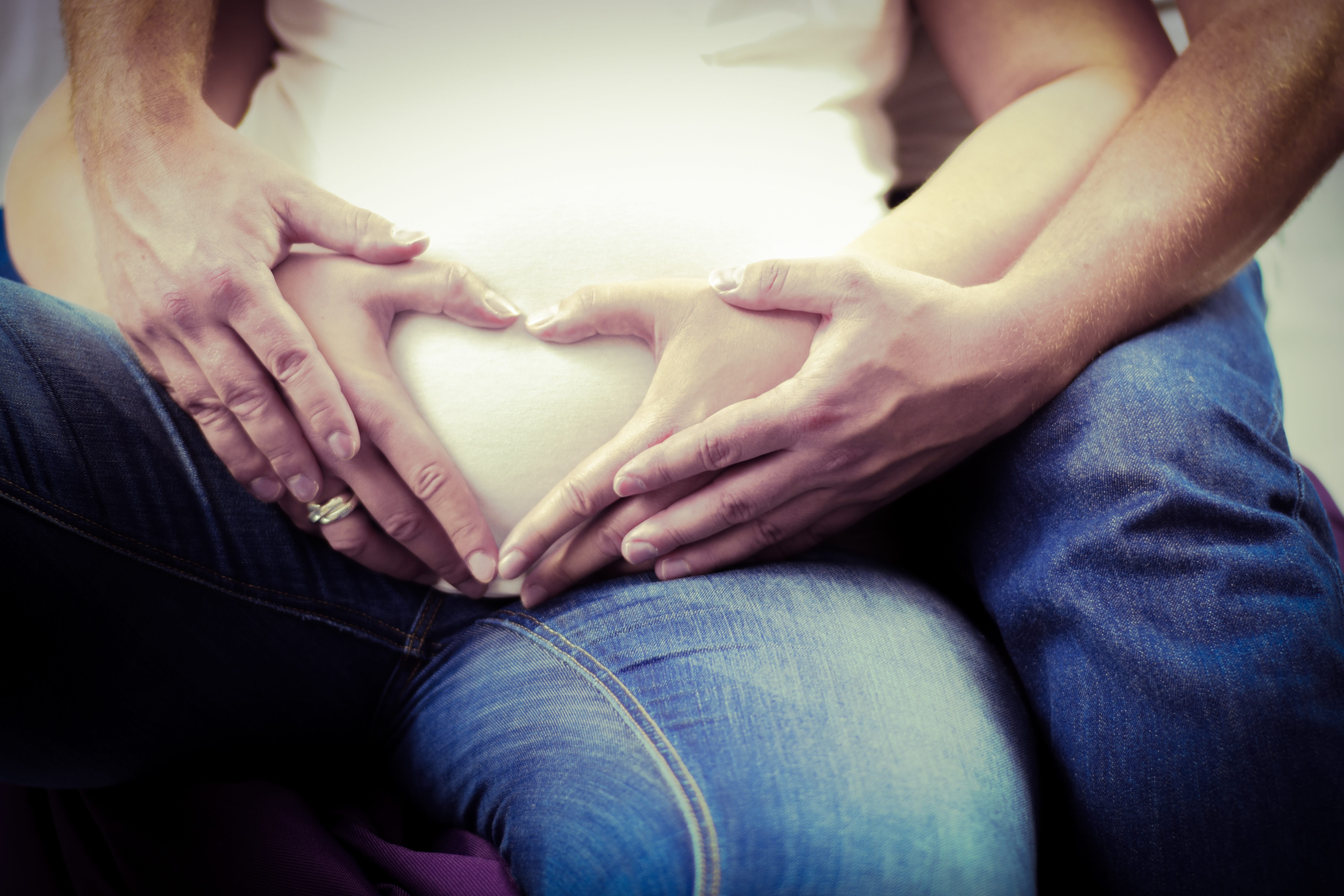 Come fare a viversi una maternità serena? Due dottoresse svedesi nel loro libro prendono in esame tutte le fasi del diventare genitori, dal parto alternativo all'allattamento, fino alle vaccinazioni e ai consigli per il sonno