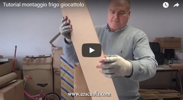 Elio Sarno, Responsabile della Logistica di AZ Scuola, presenta passo dopo passo il montaggio di un Frigo giocattolo in legno (Classe A++++) in un pratico video tutorial