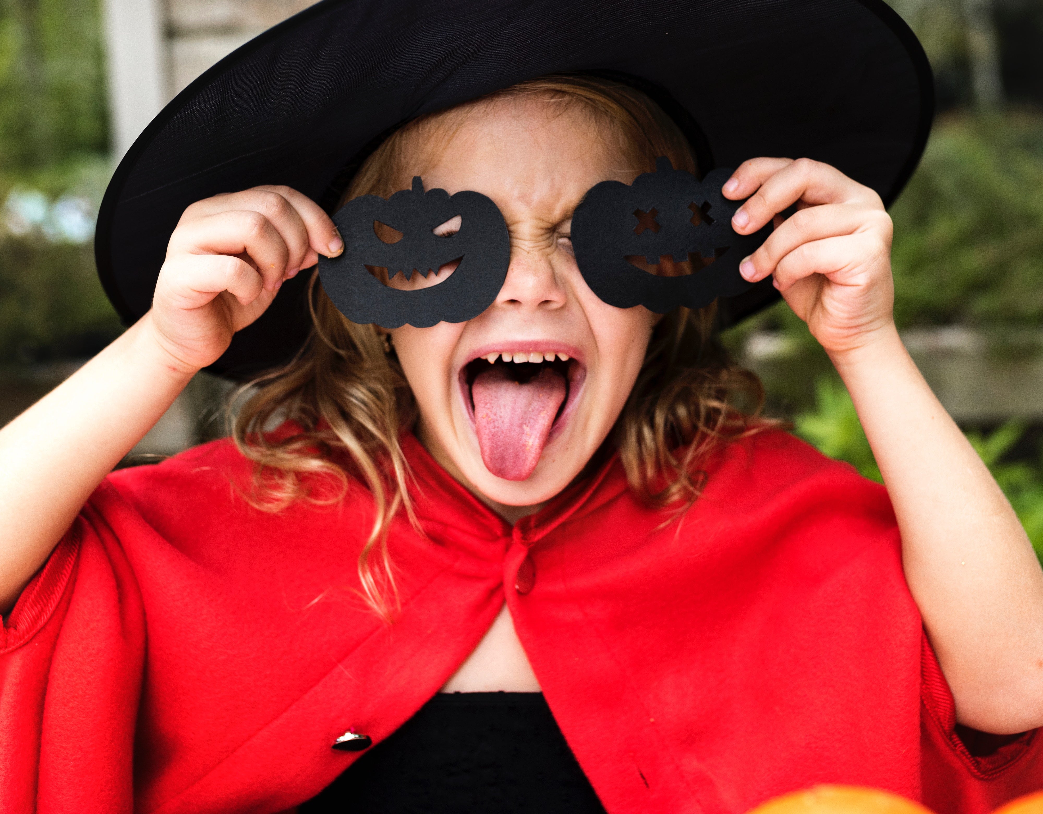 La festa più paurosa dell’anno si avvicina, ed ormai anche in italia, come nei paesi anglosassoni, è entrata appieno tra le festività più attese dell’anno, soprattutto per i bambini Per loro, infatti, è un giorno speciale in cui poter giocare al tradizionale “Dolcetto o scherzetto” ma anche dare libero sfogo alla loro fantasia con lavoretti di ogni tipo o per realizzare originali costumi di Halloween.