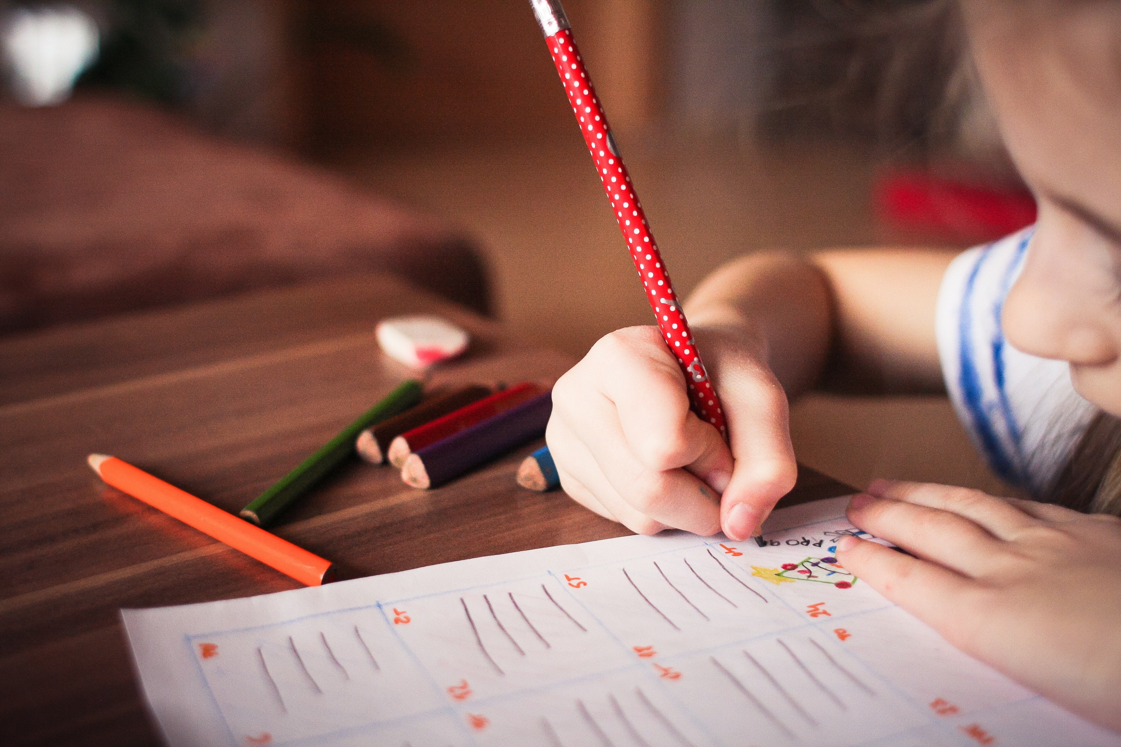 L’inserimento al nido non è un percorso che riguarda solo il bambino, ma un processo graduale di adattamento che interessa tutta la famiglia: una diversa routine familiare, nuovi orari, nuove persone. Soprattutto, devi abituarti all’idea di affidare il bambino alle cure di altri, senza vedere quello che succede.