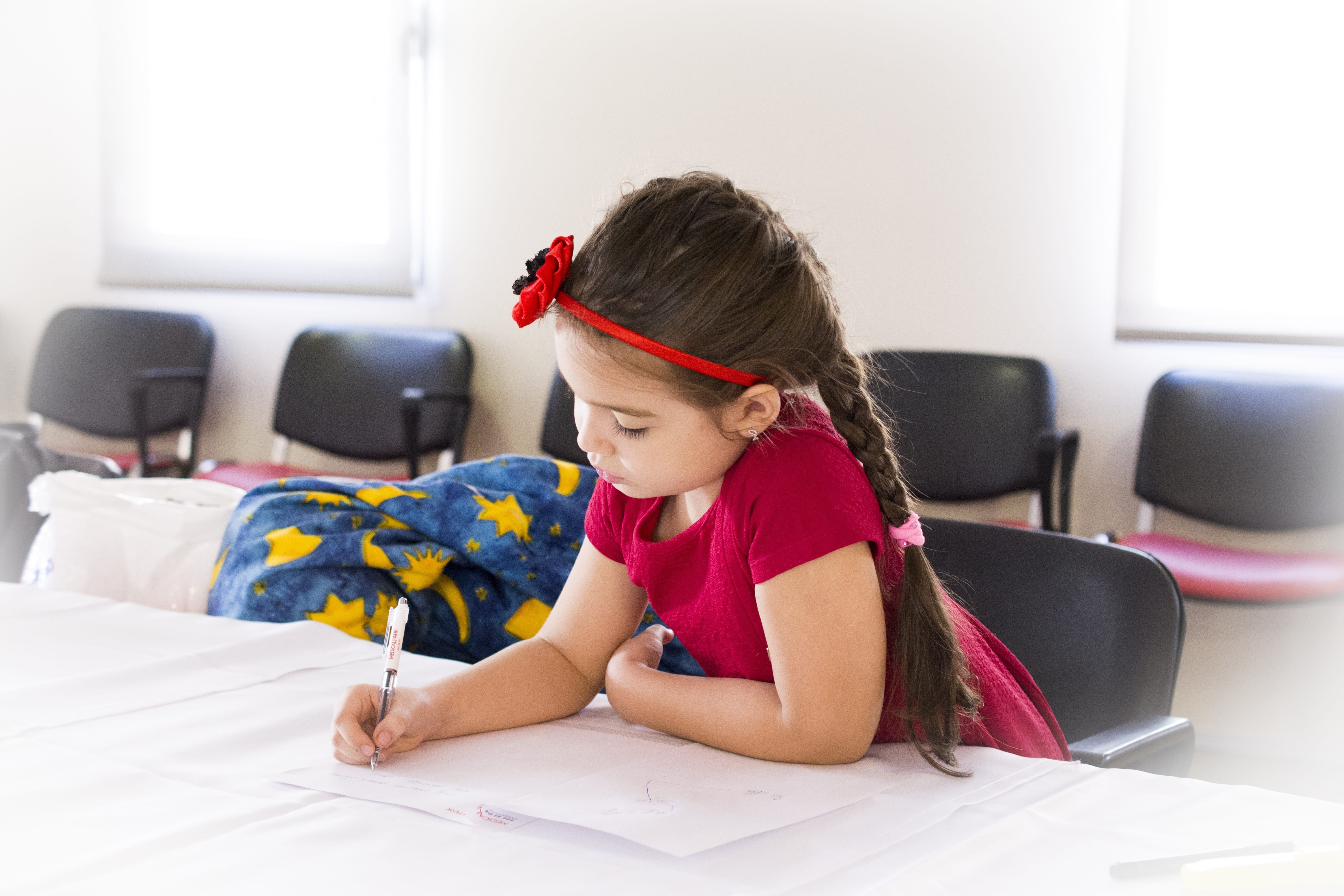 I compiti a casa sono molto spesso fonte di stress sia per bambini che per genitori. Nonostante ciò, essi sono utili ai bambini e alla loro crescita in quanto, non solo sviluppano capacità organizzative ed autonomia decisionale, ma grazie ad essi in bambino impara a conoscere sé stesso e a non mollare di fronte alle difficoltà.